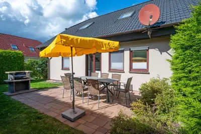 Das Gebäude in dem sich das Ferienhaus befindet
