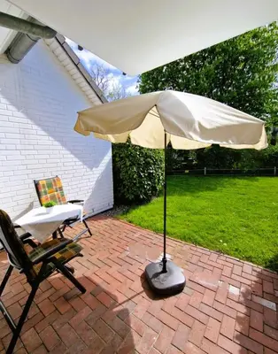 Ein Garten an der Unterkunft Darsser Weg 38