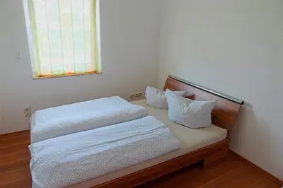 Ein Bett oder Betten in einem Zimmer der Unterkunft Schwarz
