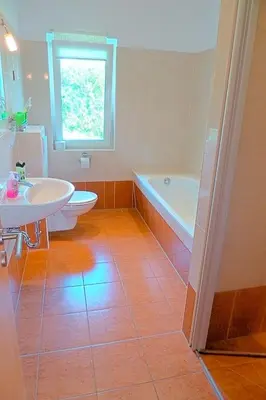 Ein Badezimmer in der Unterkunft Schwarz