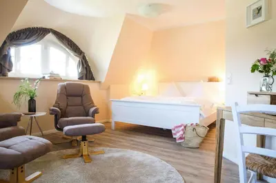Ein Sitzbereich in der Unterkunft Ferienhaus in Fuhlendorf mit Sauna