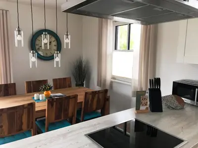 Ein Sitzbereich in der Unterkunft Luxusferienhaus in Fuhlendorf mit Sauna