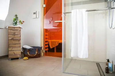Ein Badezimmer in der Unterkunft Luxusferienhaus in Fuhlendorf mit Sauna