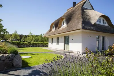 Ein Garten an der Unterkunft Haus in Bodstedt mit Sauna am Bodden
