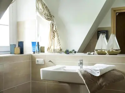 Ein Badezimmer in der Unterkunft Reetdachhaus am Bodden mit Sauna