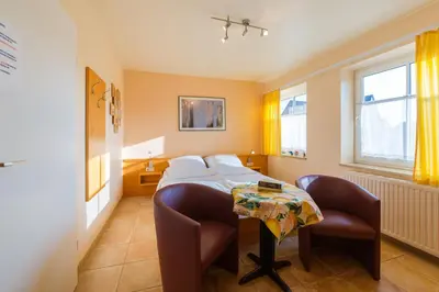 Ein Bett oder Betten in einem Zimmer der Unterkunft DER SÜDSCHWEDE ... Dein Gästehaus mitten in Zingst und nah zum Strand