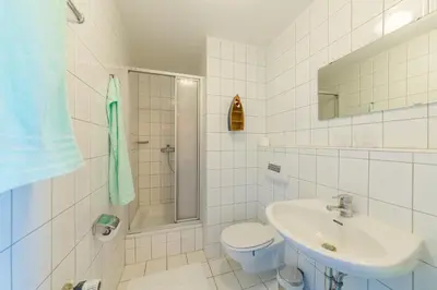 Ein Badezimmer in der Unterkunft DER SÜDSCHWEDE ... Dein Gästehaus mitten in Zingst und nah zum Strand