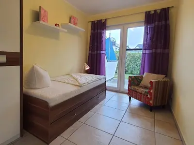 Ein Bett oder Betten in einem Zimmer der Unterkunft Gartenweg 3 Haus Maritimus Käptn's Perle