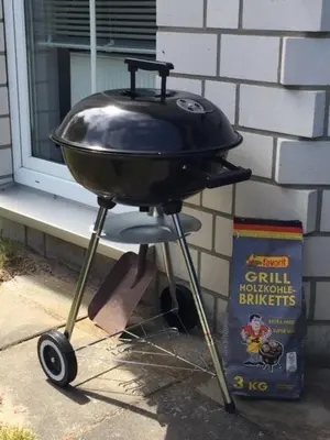Ein für Gäste verfügbarer Grill in der Ferienwohnung