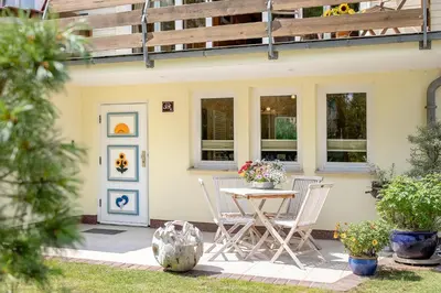 Ein Garten an der Unterkunft Das DÜNENHAUS