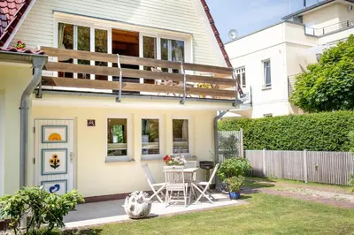 Ein Garten an der Unterkunft Das DÜNENHAUS
