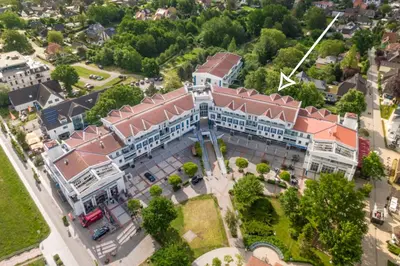 Blick auf 5-Sterne-Ferienapartment Dünensand direkt am Kurstrand aus der Vogelperspektive