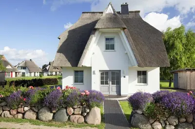 Ein Garten an der Unterkunft Haus an der Bodden-Lagune mit Sauna