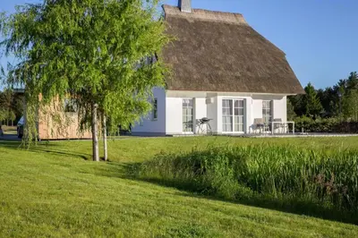Ein Garten an der Unterkunft Haus an der Bodden-Lagune mit Sauna