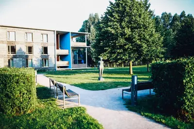 Ein Garten an der Unterkunft Ostseehotel Dierhagen