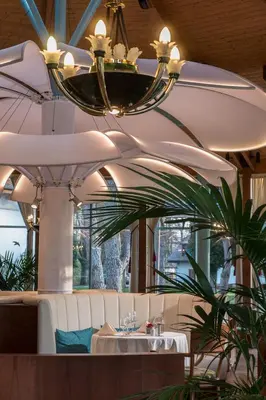 Ein Restaurant oder anderes Speiselokal in der Unterkunft Hotel Bernstein Prerow