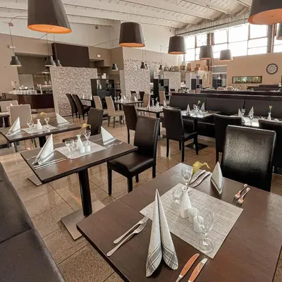Ein Restaurant oder anderes Speiselokal in der Unterkunft Resort Hotel IV Jahreszeiten Zingst