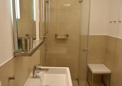 Ein Badezimmer in der Unterkunft Müggenburger Weg 46 Wohnung Streifenfisch unten r