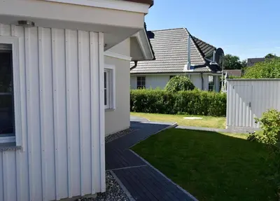 Ein Garten an der Unterkunft Müggenburger Weg 46 Wohnung Streifenfisch unten r