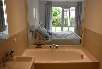 Ein Bett oder Betten in einem Zimmer der Unterkunft Müggenburger Weg 46 Wohnung Streifenfisch unten r