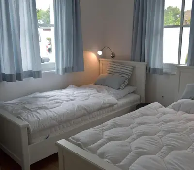 Ein Bett oder Betten in einem Zimmer der Unterkunft Müggenburger Weg 46 Wohnung Streifenfisch unten r