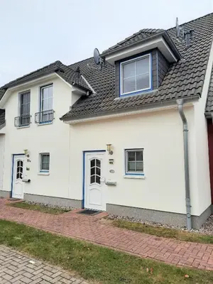 Das Gebäude in dem sich das Ferienhaus befindet