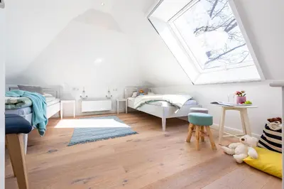 Ein Bett oder Betten in einem Zimmer der Unterkunft Zur Heiderose 3 Whg 3d StrandLaeufer