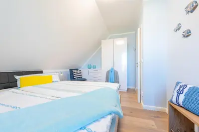Ein Bett oder Betten in einem Zimmer der Unterkunft Zur Heiderose 3 Whg 3d StrandLaeufer