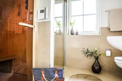 Ein Badezimmer in der Unterkunft Luxushaus Boddenküste mit Sauna