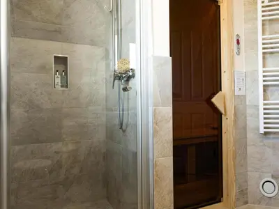 Ein Badezimmer in der Unterkunft Luxushaus Boddenküste mit Sauna
