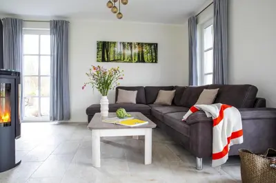 Ein Sitzbereich in der Unterkunft Luxushaus am Bodden mit Sauna