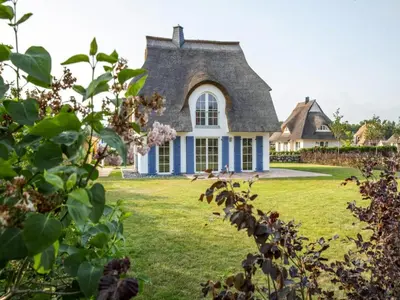 Ein Garten an der Unterkunft Luxushaus Boddenküste mit Sauna