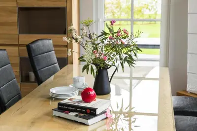 Ein Sitzbereich in der Unterkunft Luxushaus Boddenküste mit Lagune und Sauna