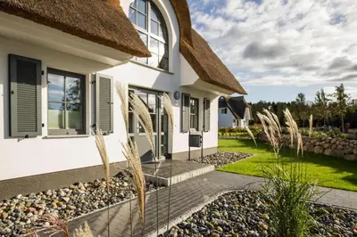 Ein Garten an der Unterkunft Luxushaus Boddenküste mit Lagune und Sauna
