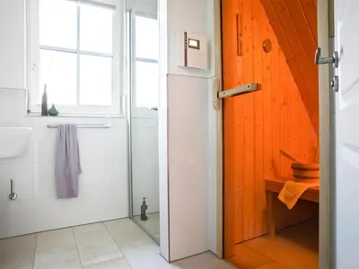 Ein Badezimmer in der Unterkunft Luxushaus Bodden mit Sauna