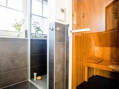 Ein Badezimmer in der Unterkunft Luxushaus Boddenküste mit Sauna