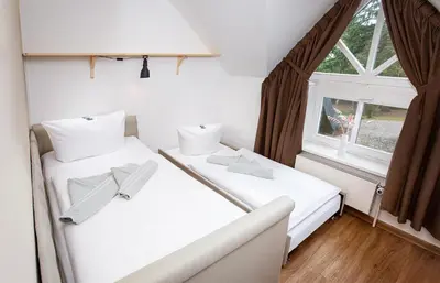 Ein Bett oder Betten in einem Zimmer der Unterkunft Hotel Schlösschen Sundische Wiese Zingst