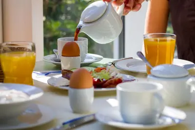 Frühstücksoptionen für Gäste der Unterkunft Hotel Schlösschen Sundische Wiese Zingst