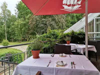 Ein Garten an der Unterkunft Hotel Schlösschen Sundische Wiese Zingst