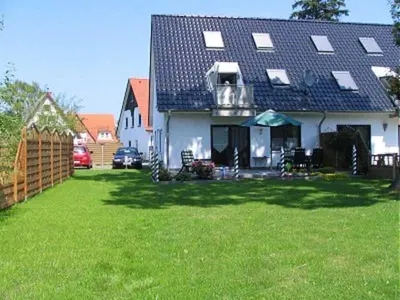 Ein Garten an der Unterkunft Schulstrasse 10a App.