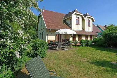 Ein Garten an der Unterkunft Ferienhaussiedlung Strandperlen Küstenhof 5a (Typ X)