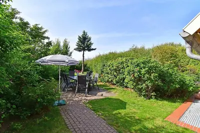 Ein Garten an der Unterkunft Ferienhaussiedlung Strandperlen Küstenhof 5b (Typ X)