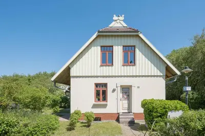Das Gebäude in dem sich das Ferienhaus befindet
