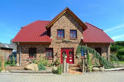 Das Gebäude in dem sich das Ferienhaus befindet