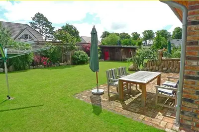 Ein Garten an der Unterkunft Haus EMMA WF 02 linke Haushälfte