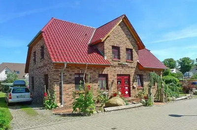 Das Gebäude in dem sich das Ferienhaus befindet