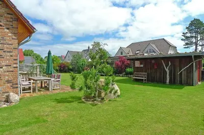 Ein Garten an der Unterkunft Haus EMMA WF-03 rechte Haushälfte