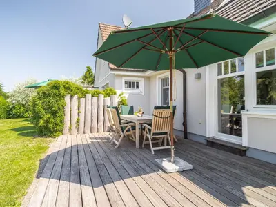 Ein Garten an der Unterkunft Haus STRANDLUST WF-04