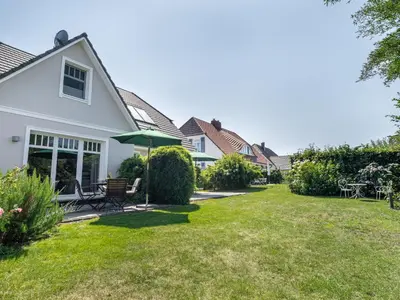 Ein Garten an der Unterkunft Haus STRANDLUST WF-05