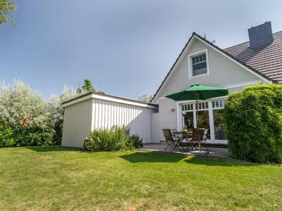 Ein Garten an der Unterkunft Haus STRANDLUST WF-05